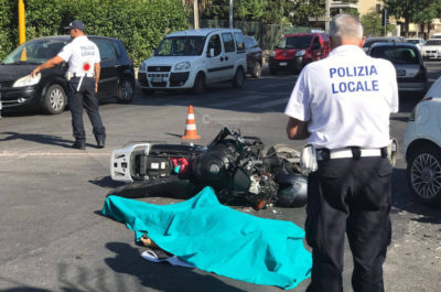 Schianto fatale in città tra moto ed auto, nulla da fare per un 40enne leccese - Corriere Salentino