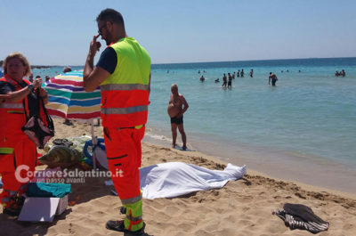 Accusa un malore mentre passeggia in riva al mare e cade in acqua: tragedia a Lido Marini - Corriere Salentino