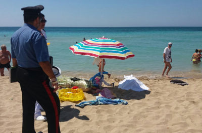 Accusa un malore mentre passeggia in riva al mare e cade in acqua: tragedia a Lido Marini - Corriere Salentino