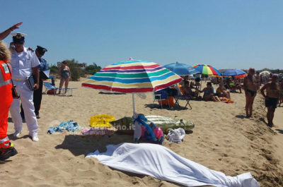 Accusa un malore mentre passeggia in riva al mare e cade in acqua: tragedia a Lido Marini - Corriere Salentino