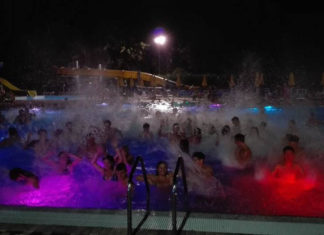 Piscina e acquascivoli aperti. Il sabato sera dello Splash di Gallipoli