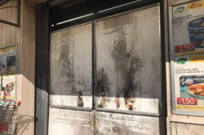 Molotov contro supermercato, raid incendiario a Vernole. Auto in fiamme a Monteroni - Corriere Salentino