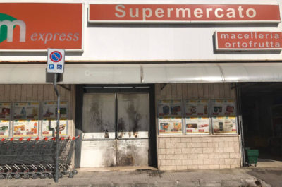 Molotov contro supermercato, raid incendiario a Vernole. Auto in fiamme a Monteroni - Corriere Salentino