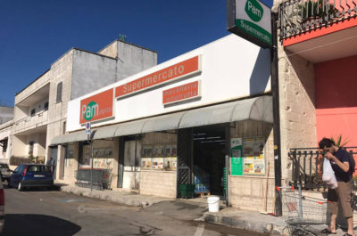 Molotov contro supermercato, raid incendiario a Vernole. Auto in fiamme a Monteroni - Corriere Salentino