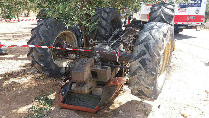 Il trattore si ribalta e lo schiaccia dopo lo scontro contro un furgone ...