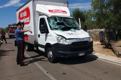 Il trattore si ribalta e lo schiaccia dopo lo scontro contro un furgone: giovane muore in ospedale - Corriere Salentino