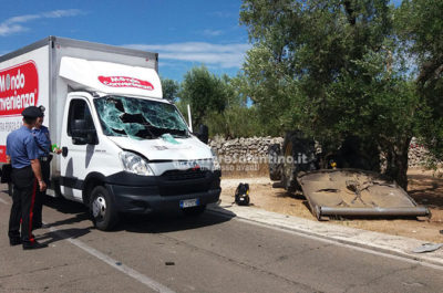 Il trattore si ribalta e lo schiaccia dopo lo scontro contro un furgone: giovane muore in ospedale - Corriere Salentino