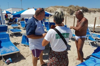 Educazione ambientale anche in spiaggia: Monteco raggiunge i bagnanti - Corriere Salentino
