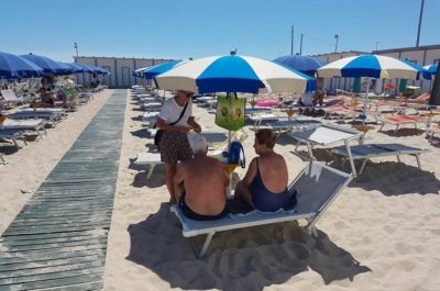 Educazione ambientale anche in spiaggia: Monteco raggiunge i bagnanti - Corriere Salentino