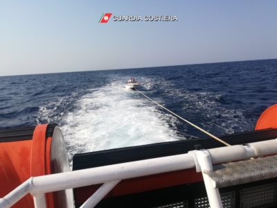 Natante in difficoltà nei pressi di Sant'Isidoro: tempestivo l'intervento della Capitaneria di Porto - Corriere Salentino