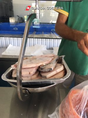 Controlli a tappeto della guardia costiera, sequestrato prodotto ittico non in regola in due ristoranti - Corriere Salentino