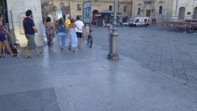 Mattonella mancante in piazza, in tanti cascano nella buca: ma nessuno fa nulla - Corriere Salentino