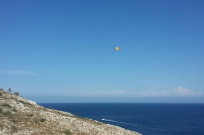 In fiamme la pineta di Santa Cesarea Terme, danni anche ad alcune strutture alberghiere - Corriere Salentino