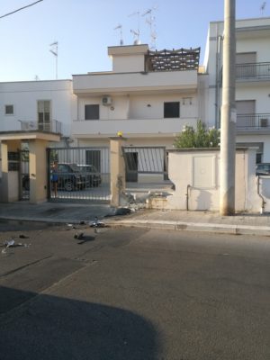 Giovane automobilista finisce contro il muro di una casa: auto danneggiata - Corriere Salentino