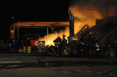 "Inferno" nella cooperativa agricola, distrutti due chilometri quadrati di celle frigorifere - Corriere Salentino