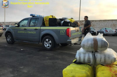 Sul gommone con "erba" per sei milioni di euro, arrestati due trafficanti al largo di San Cataldo - Corriere Salentino