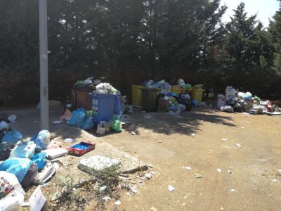 Merine, protesta dei residenti dei Giardini d'Atena: cumuli di rifiuti che creano disagio. L'assessore: "È colpa dei residenti" - Corriere Salentino