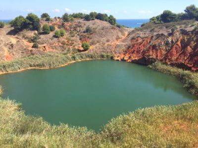 Il laghetto della Cava di Bauxite non è più gratis: 3 euro per il parcheggio. «Vogliamo difenderlo dall'invasione delle auto» - Corriere Salentino
