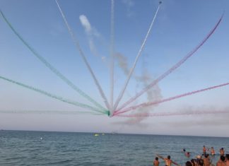 Circa 25 mila spettatori a San Cataldo per le Frecce Tricolori. A Gallipoli polemiche per aver perso la manifestazione