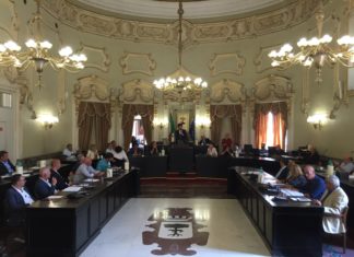 Commissioni, Ria regala un altro fuoriprogramma, ma passa la delibera anche con i voti delle minoranze. Presidenze alla minoranza: Pasqualini e Russi