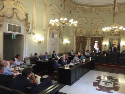 Commissioni, Ria regala un altro fuoriprogramma, ma passa la delibera anche con i voti delle minoranze. Presidenze alla minoranza: Pasqualini e Russi - Corriere Salentino