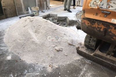 Col martello pneumatico tocca il cavo elettrico e viene investito da una scossa, operaio in ospedale - Corriere Salentino