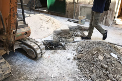 Col martello pneumatico tocca il cavo elettrico e viene investito da una scossa, operaio in ospedale - Corriere Salentino