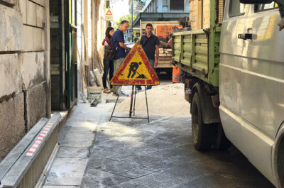 Col martello pneumatico tocca il cavo elettrico e viene investito da una scossa, operaio in ospedale - Corriere Salentino