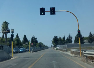 Scappa dopo il pranzo a sbafo insieme al figlio, viene inseguita e provoca incidente: denunciata 48enne