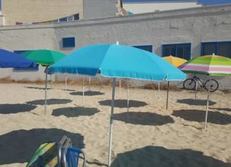 Guerra fra poveri per un posto al mare. Intanto la Regione autorizza più di 100 nuovi stabilimenti balneari