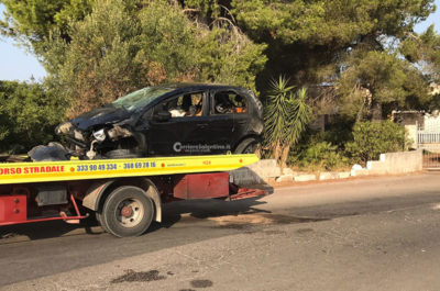 Schianto contro una rotatoria: muore giovane, gravi due amici - Corriere Salentino