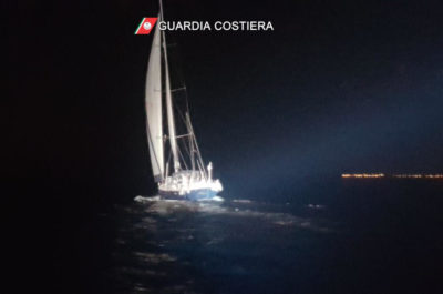 Barca a vela imbarca acqua e rischia di affondare, soccorsa dalla Guardia Costiera - Corriere Salentino