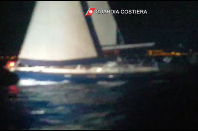 Barca a vela imbarca acqua e rischia di affondare, soccorsa dalla Guardia Costiera - Corriere Salentino