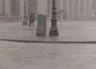 Bacio sotto la pioggia a Lecce, la foto fa il giro del web