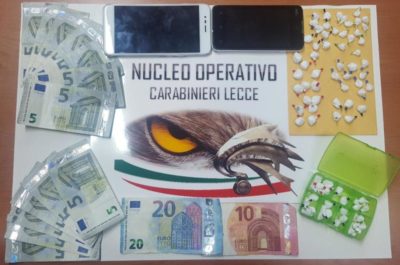 Blitz nella villa di Cavallino, arrestato spacciatore. Nei guai anche una cliente: inseguita, estrae una pistola dalla borsa - Corriere Salentino