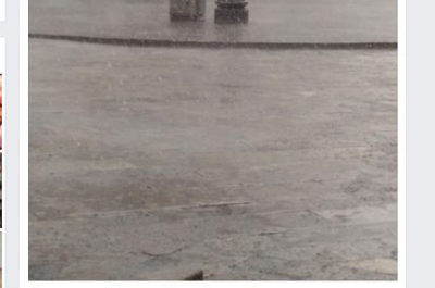 Bacio sotto la pioggia a Lecce, la foto fa il giro del web - Corriere Salentino