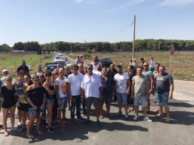 La protesta sull'incrocio della morte: "Provincia e Comune intervengano subito" - Corriere Salentino