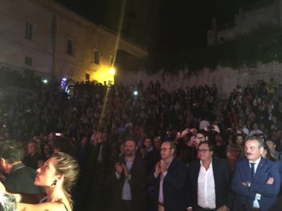 Renzi su Tap: "È pieno di tubi: importante la politica energetica". L'ex premier si difende con l'ironia e punzecchia D'Alema - Corriere Salentino