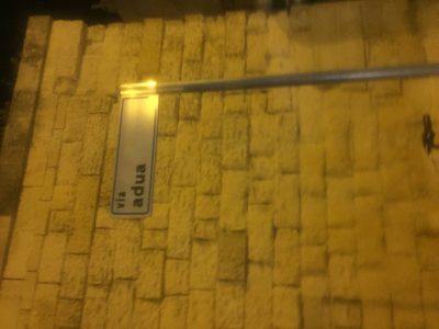 L'emergenza in via Adua continua: rifiuti, un pericoloso tombino aperto e cantiere infinito - Corriere Salentino