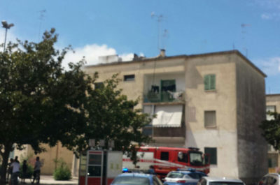 Paura per un incendio in cima ad un palazzo, i vigili del fuoco fanno evacuare la zona - Corriere Salentino
