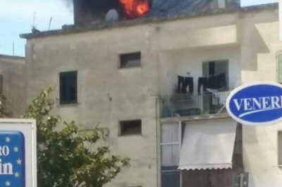 Paura per un incendio in cima ad un palazzo, i vigili del fuoco fanno evacuare la zona - Corriere Salentino