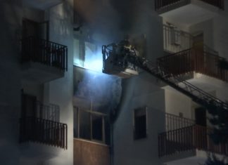 Senza luce, riempiono casa di candele e scatenano il rogo nel palazzo: due condanne