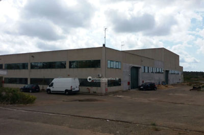 "Volo" fatale da otto metri mentre lavora su un capannone, muore sul colpo un 36enne - Corriere Salentino