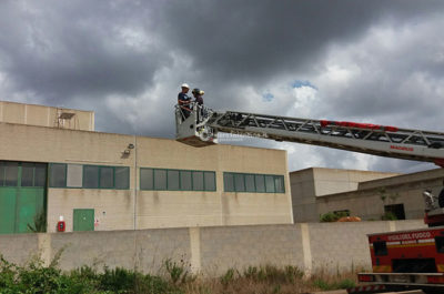 "Volo" fatale da otto metri mentre lavora su un capannone, muore sul colpo un 36enne - Corriere Salentino