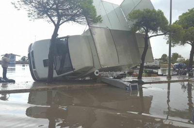 Violenti nubifragi e trombe d'aria nel Salento: allagamenti, camion ribaltati e alberi caduti su case - Corriere Salentino