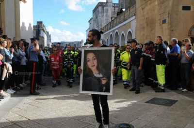 "Cercavi l'amore, hai trovato la morte e ora Dio ti ha ridato la vita", l'ultimo saluto a Noemi nelle parole del vescovo Angiuli - Corriere Salentino