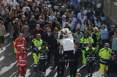 "Cercavi l'amore, hai trovato la morte e ora Dio ti ha ridato la vita", l'ultimo saluto a Noemi nelle parole del vescovo Angiuli - Corriere Salentino