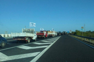 Stremati e arrabbiati, la protesta sulla strada degli olivicoltori salentini. In Prefettura l'assessore regionale Di Gioia promette fondi e ascolto - Corriere Salentino