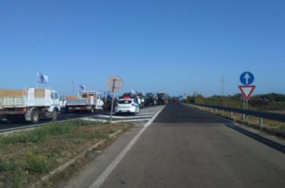 Stremati e arrabbiati, la protesta sulla strada degli olivicoltori salentini. In Prefettura l'assessore regionale Di Gioia promette fondi e ascolto - Corriere Salentino