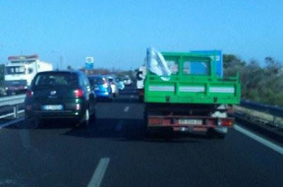 Stremati e arrabbiati, la protesta sulla strada degli olivicoltori salentini. In Prefettura l'assessore regionale Di Gioia promette fondi e ascolto - Corriere Salentino